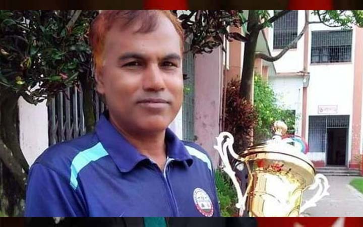 ঢাকায় পুরস্কার নিতে আসার পথে মারা গেলেন কোচ